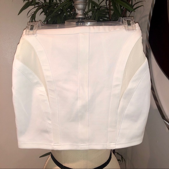 🔥 TOBI White "So It Seams" Mini Skirt Sz S - Picture 2 of 7
